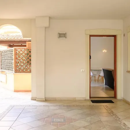 Luminoso Bilocale Con Veranda A Апартаменти