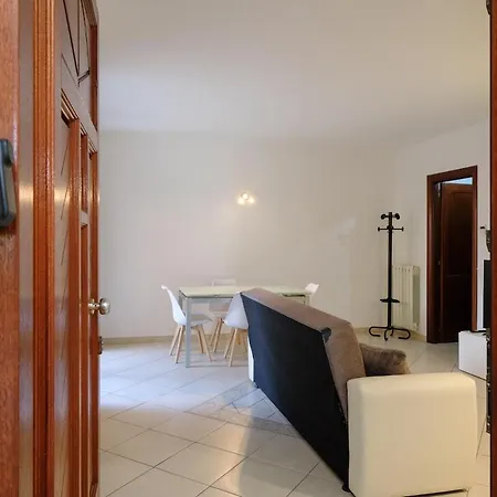 Luminoso Bilocale Con Veranda A Апартаменти